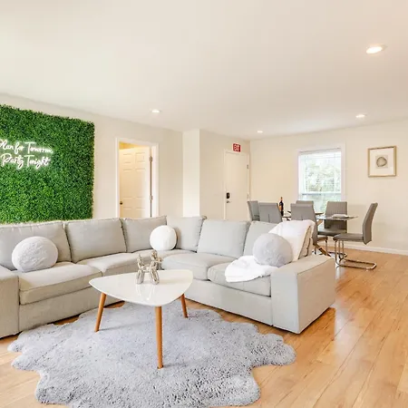Luxury 2Bd Oceanfront Condo Plus Private Parking, 2 Minute Walk To The Beach!